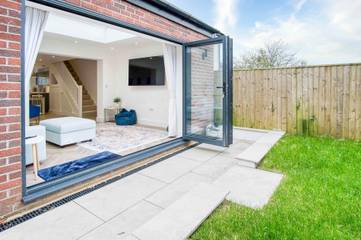 Vacation Rental for 4 Guests in Swansea region, Picture 2