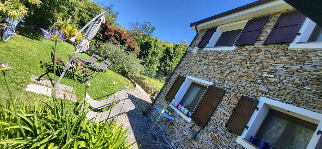 Casa di campagna in pietra 'Paradiso San Giacomo' con incantevole Vista Mare, grande giardino in Cogorno, Riviera di Levante