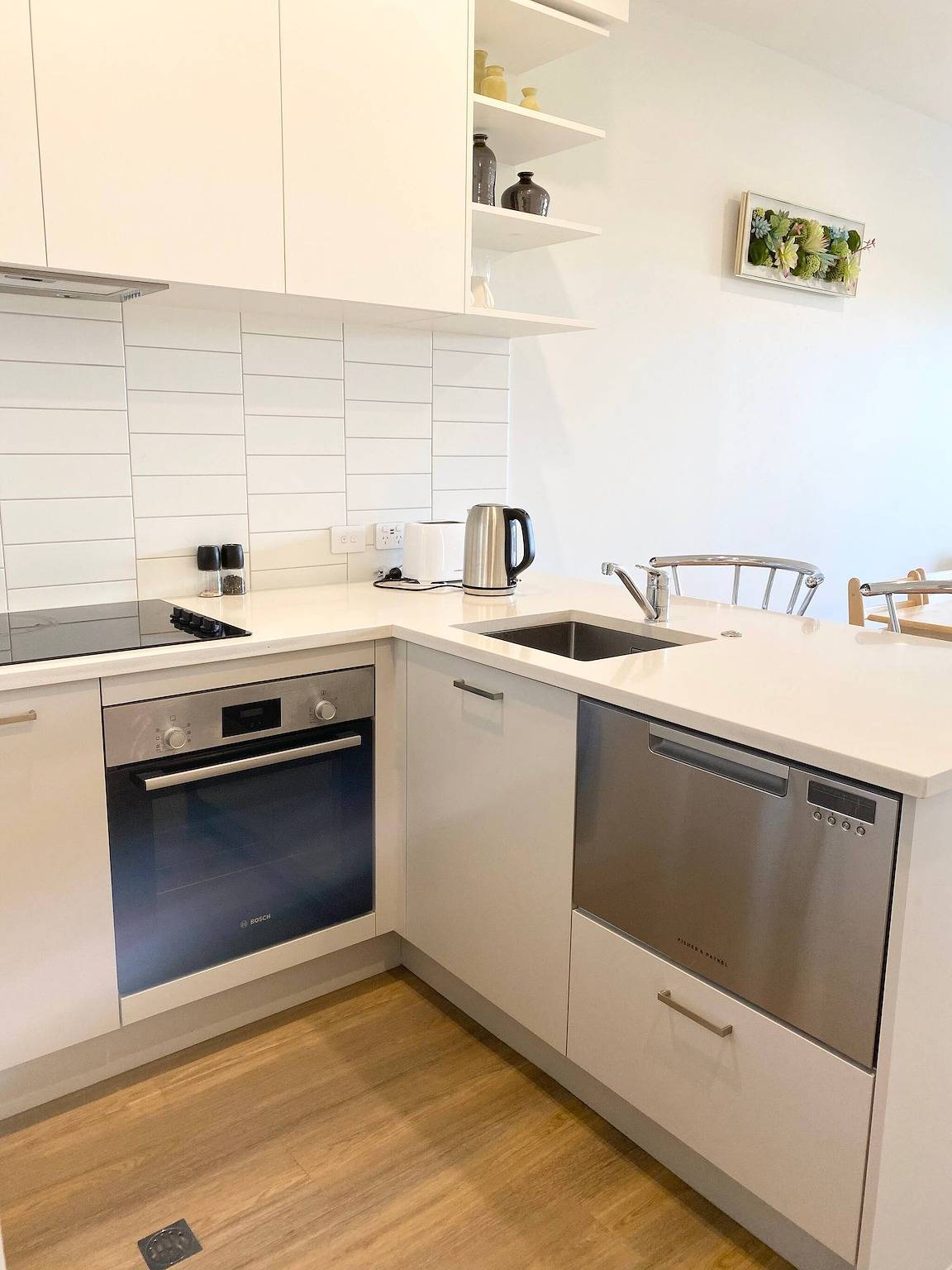 Ganze Wohnung, Neues Stadthaus mit Aussicht - zu Fuß zum Botanikzentrum in Auckland, Auckland Council