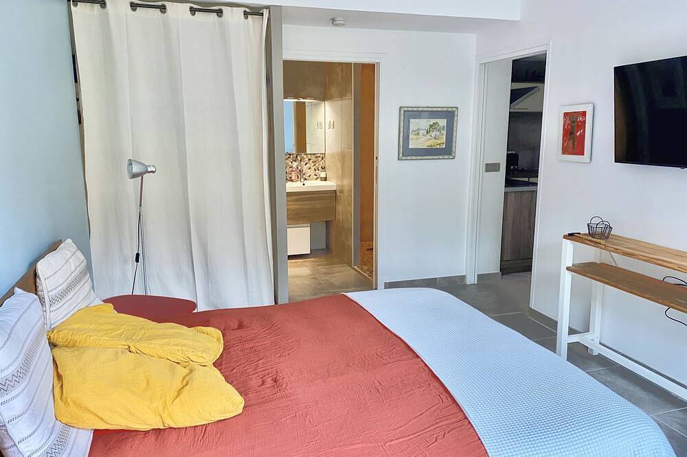 T2 ( partie de villa) indépendant, cosy,  au calme avec terrasse/jardin, parking in Lauris, Parc naturel régional du Luberon