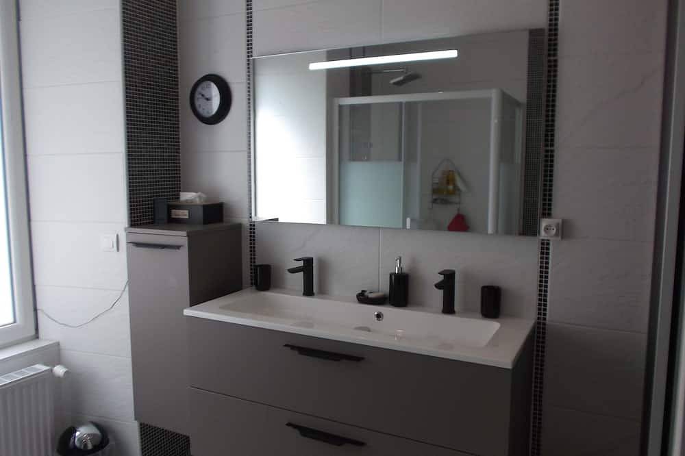 Au cœur du village, 2 chambres d’hôtes chez l'habitant in Lédergues, Aveyron