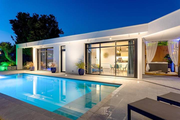 Location de vacances pour 4 personnes, avec Jacuzzi et Terrasse ainsi que Jardin et Piscine à Seysses
