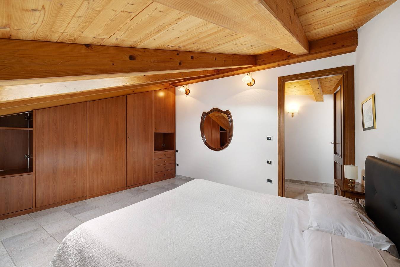 Appartamento intero, Appartamento di vacanza "Maison Noris" con vista sulle montagne, balcone e Wi-Fi in Finale Ligure, Comune di Finale Ligure