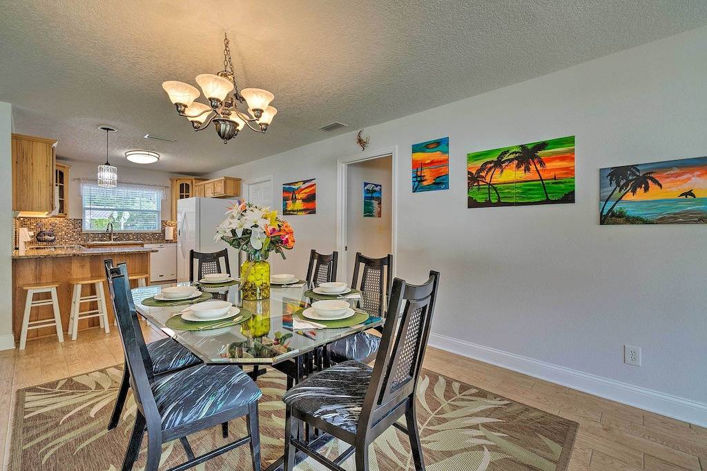 Neu! Buntes Haus am Kanal mit Bootsanlegestelle und Garten! in Homosassa, Citrus County