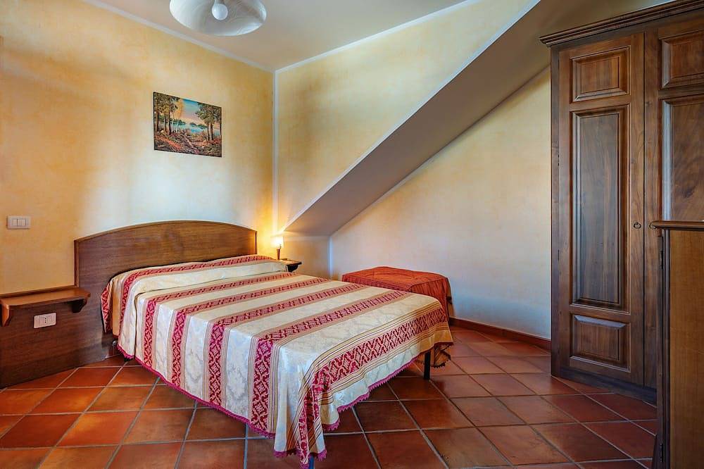 Newly restored villa with private pool for up to 14 people near Sorrento  in Vico Equense, Monti Lattari