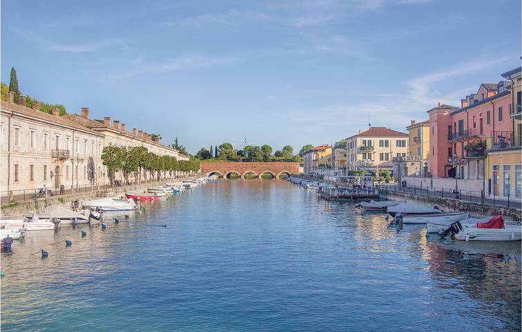 Gemütliches 2km Monzambano Apartment mit Parkplatz & WiFi in Monzambano, Mantua Provinz