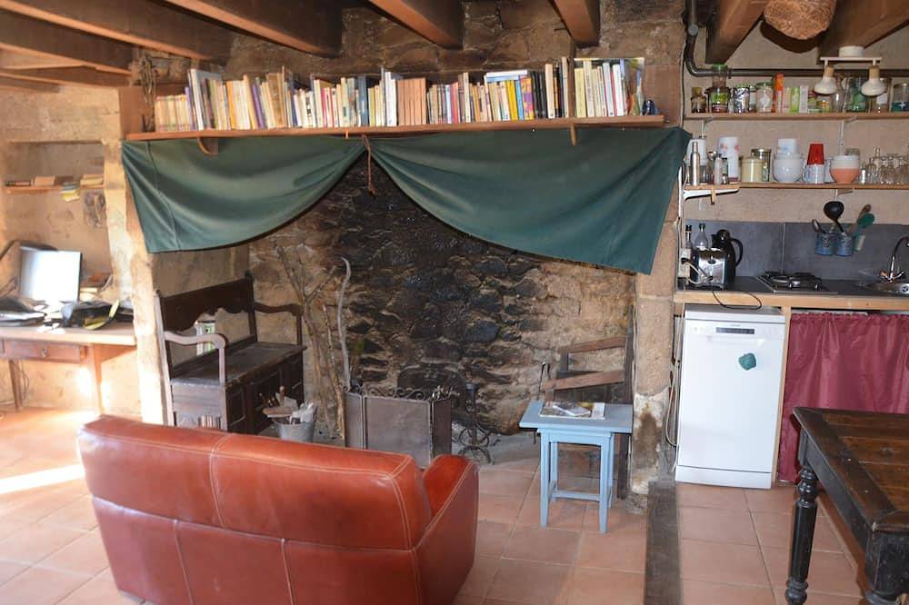 Un capullo en la naturaleza in Meyrignac-l'Église, Región de Tulle