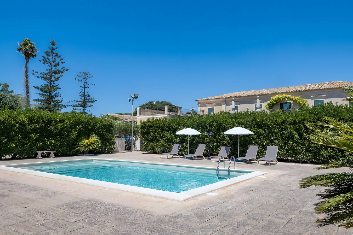 Apartamento entero, Apartamento 'Aguglie - Suite Bouganville' con piscina compartida, Wi-Fi y aire acondicionado in Módica, Provincia de Ragusa