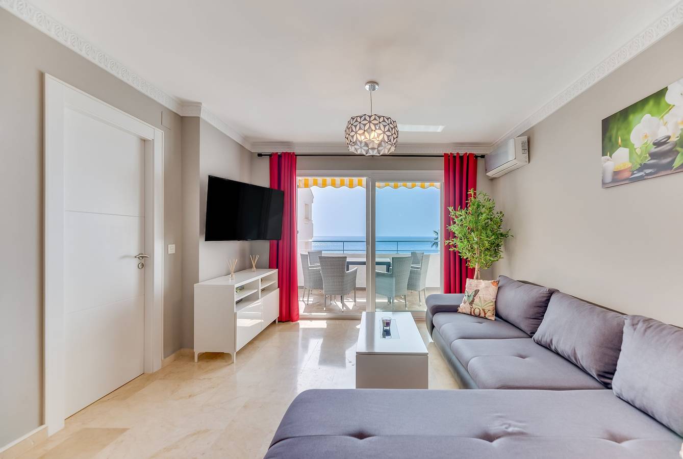 Ganze Wohnung, Apartment 'Beach Marbella' mit Meerblick, Wlan und Klimaanlage in Marbella Ost, Marbella