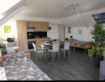 Gîte pour 4 personnes, avec jardin à Montfarville