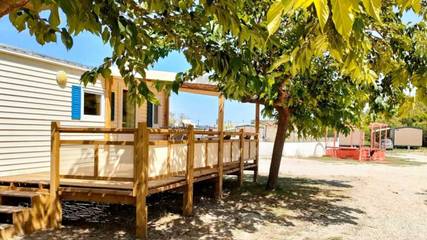 Mobil home pour 4 personnes, avec bassin pour enfant ainsi que piscine et terrasse à Saint-Mitre-les-Remparts