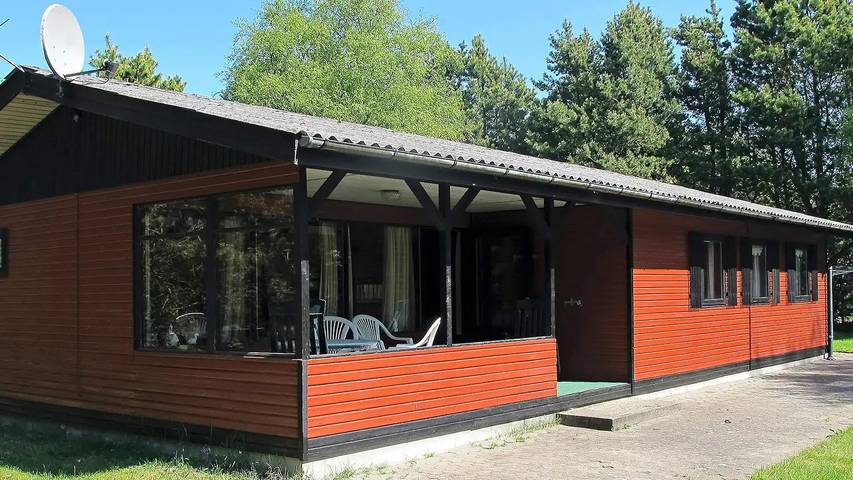 Feriehus for 7 personer, med terrasse i Hou