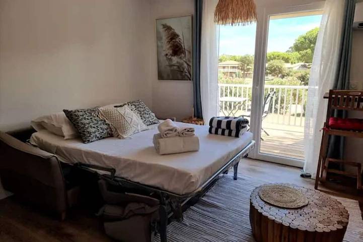 Gîte pour 2 personnes, avec terrasse ainsi que piscine et jardin dans Plage Cala Rossa - 2