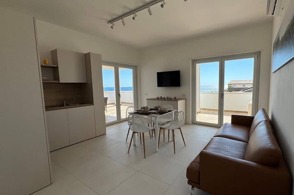 Deluxe Penthouse 2 Bed + S-Sofa. Exclusive access to the roof terrace/whirlpool. in Cirò Marina, Golfe de Tarente