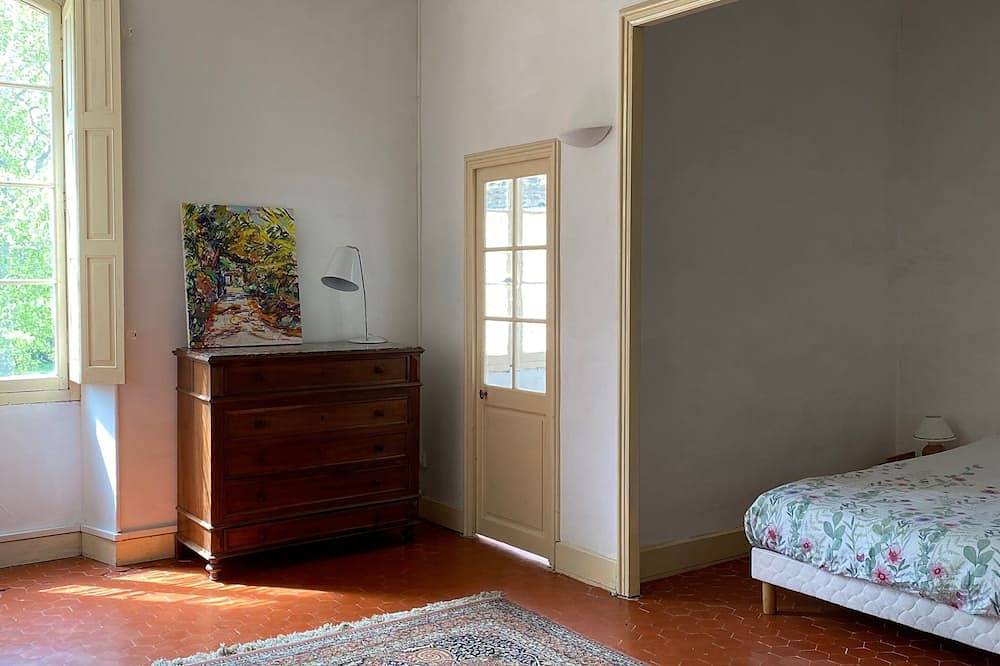 Gîte au Château Jonquier 2 in Séguret, Provence