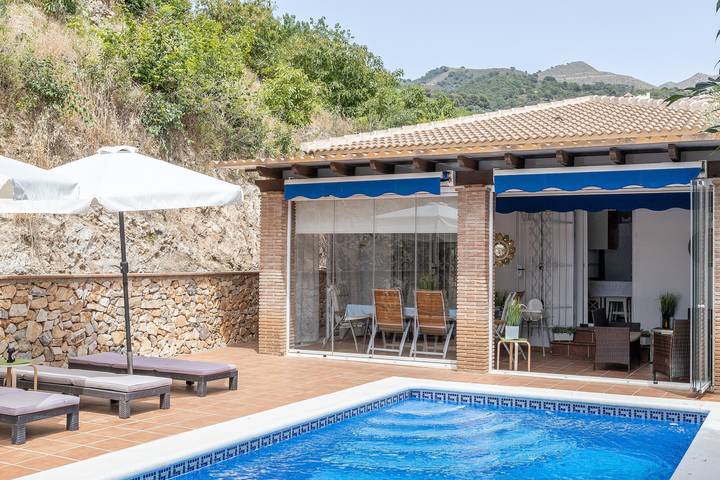 Maison de vacances 'Casa Flamenca' avec vue sur la montagne, Wi-Fi et climatisation in Canillas de Albaida, Cordillera Penibética