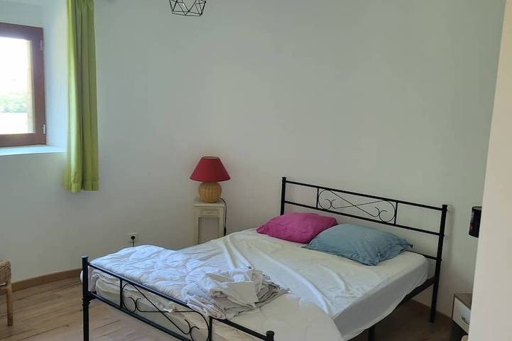 Entire apartment, 4-person gîte in 17th-century bastide, swimming pool, large garden, patio in Forcalquier, Parc naturel régional du Luberon