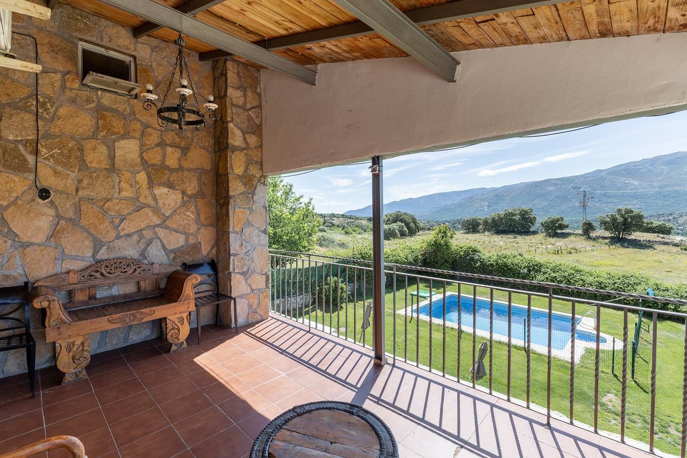 Maison de vacances 'La Nave De Gredos' avec vue sur la montagne, piscine et climatisation in Burgohondo, Valle del Alberche