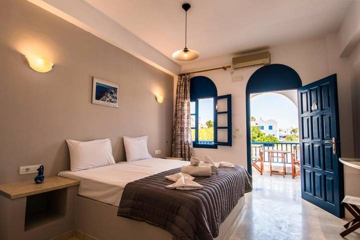 Gîte pour 2 personnes, avec jardin ainsi que terrasse et vue à Perissa - 2