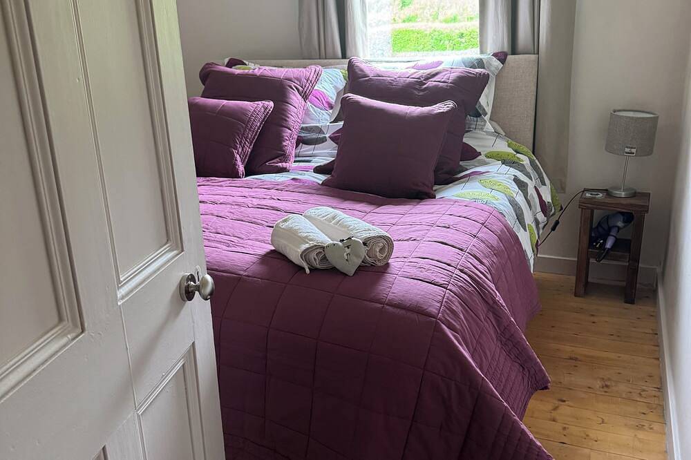 Charming rural cottage, with stove & large garden overlooking Loch Awe, Argyll. in Argyll & Bute
