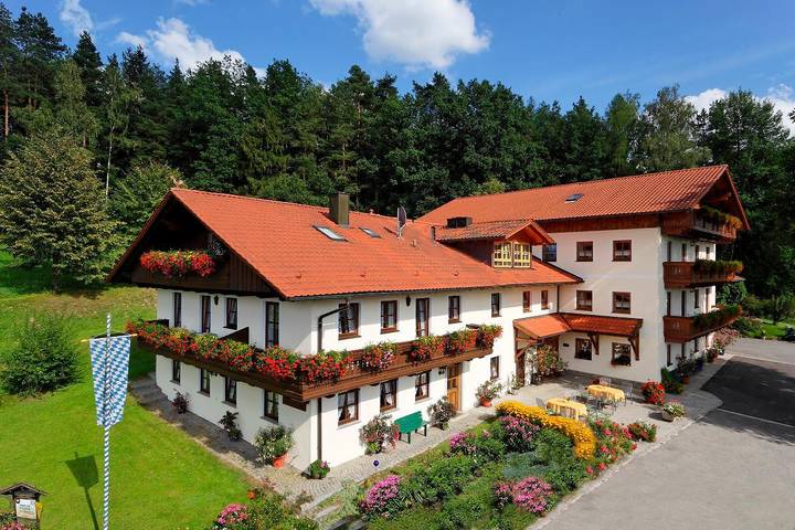 Ferienwohnung für 4 Personen, mit Balkon und Balkon/Terrasse sowie Terrasse und Garten in Viechtach