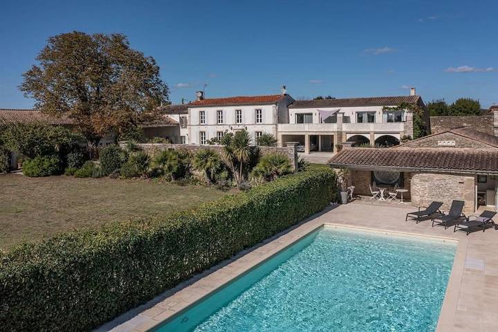 Gîte pour 2 personnes, avec balcon ainsi que vue et piscine dans La Devise
