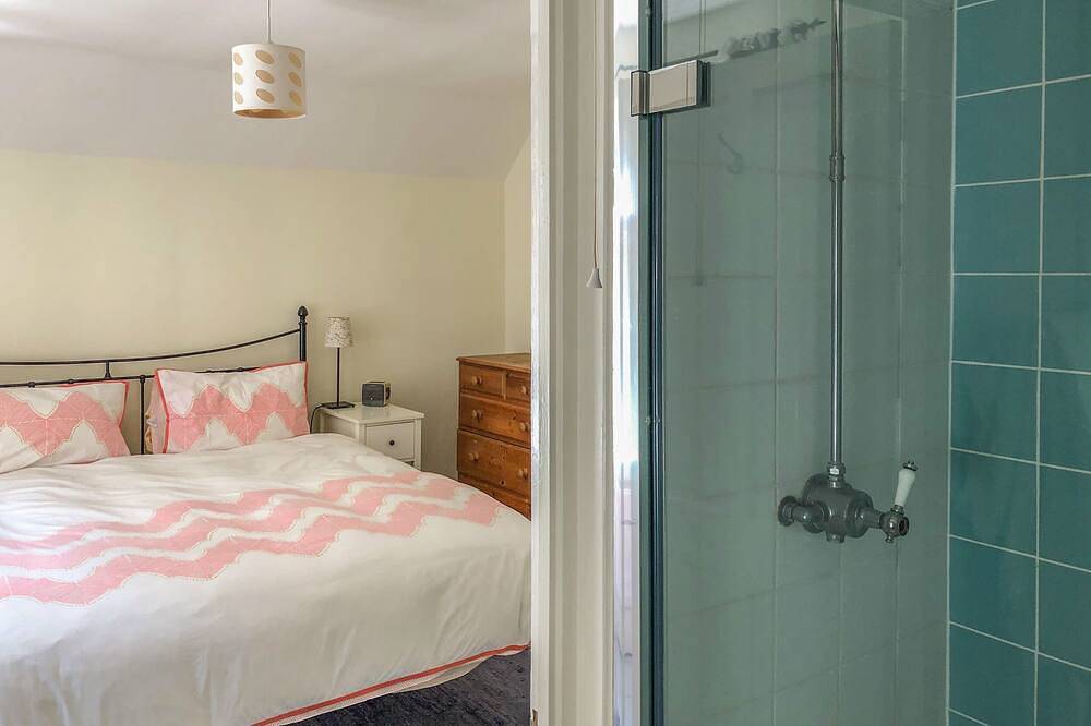 Woodhill Cottage, family friendly, with open fire in Holmbury St Mary in Shere, Guildford