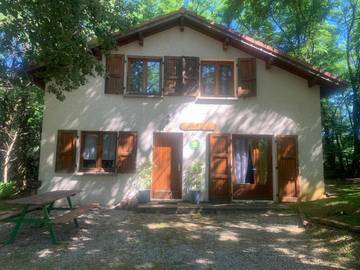 Gîte pour 6 personnes, avec terrasse et jardin ainsi que vue et piscine, animaux acceptés à Sonnay