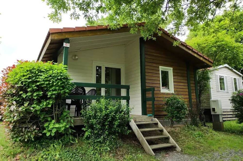 New Chalet 17m² Tv (1 chambre) 2 adultes 2 enfants -12ans 4 personnes in Saint-Laurent-sur-Sèvre, Vallée de la Loire