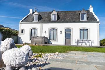 Cottage pour 13 personnes, avec piscine et jacuzzi ainsi que sauna et jardin dans Abbaye de la Pointe Saint-Mathieu