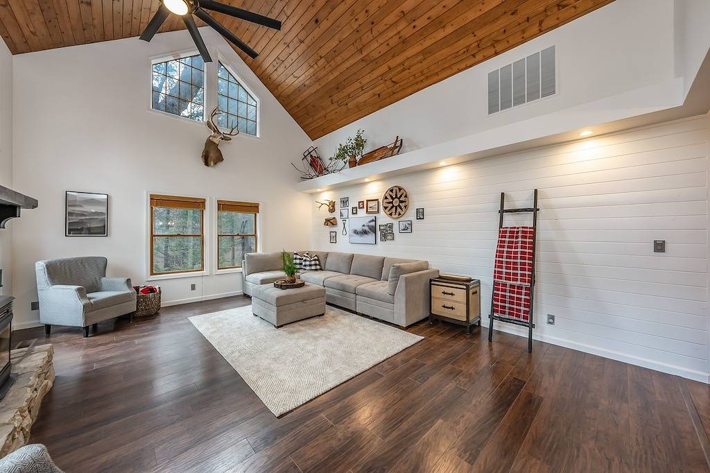 Creekside Cabin *Pup-Friendly with Ac* in Ockenden, Shaver Lake