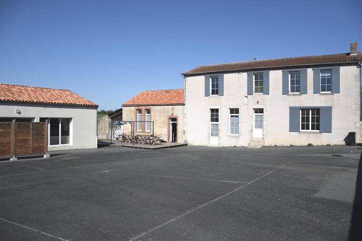 Location de vacances pour 24 personnes, avec Terrasse ainsi que Jardin et Vue à Les Châtelliers-Châteaumur