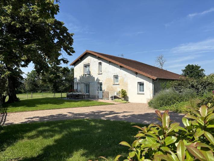 Gîte pour 8 personnes, avec terrasse et jardin à Montaiguët-en-Forez