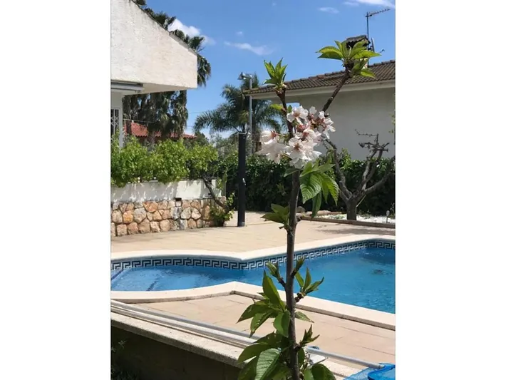 Casa de vacaciones para 8 personas, con vistas además de jardín y piscina - 1
