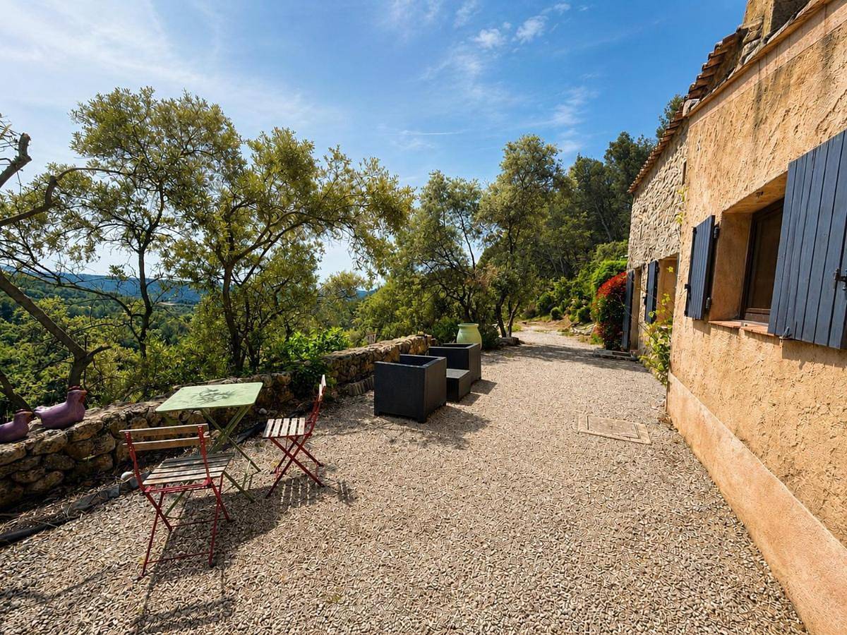 Aix-en-Provence, Maison provençale plein cœur de la forêt avec vue unique et Clim in Le Tholonet, Région d'Aix-en-Provence