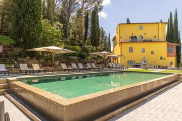 Cottage pour 24 personnes, avec terrasse ainsi que jardin et piscine, animaux acceptés à Chiusi