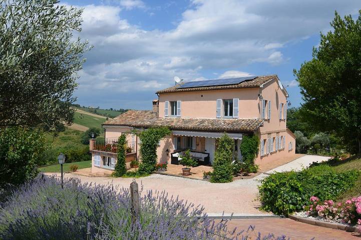 Casa vacanza per 10 persone, con giardino e piscina, con animali domestici in Tolentino
