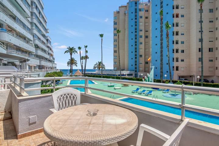 Apartamento entero, Apartamento 'Aguamarina B' con piscina compartida, Wi-Fi y aire acondicionado in Playa la Fossa, Calpe