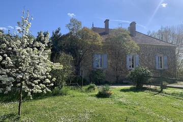 Gîte pour 14 personnes, avec jardin, animaux acceptés à Cours-de-Pile
