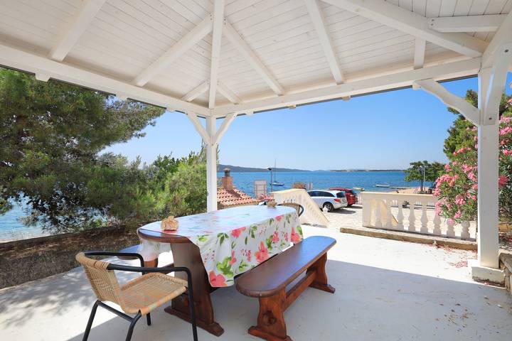 Ganze Wohnung, 1-Zimmer-Ferienwohnung am Strand Brodarica, Sibenik A-15270-a in Spongiola, Brodarica