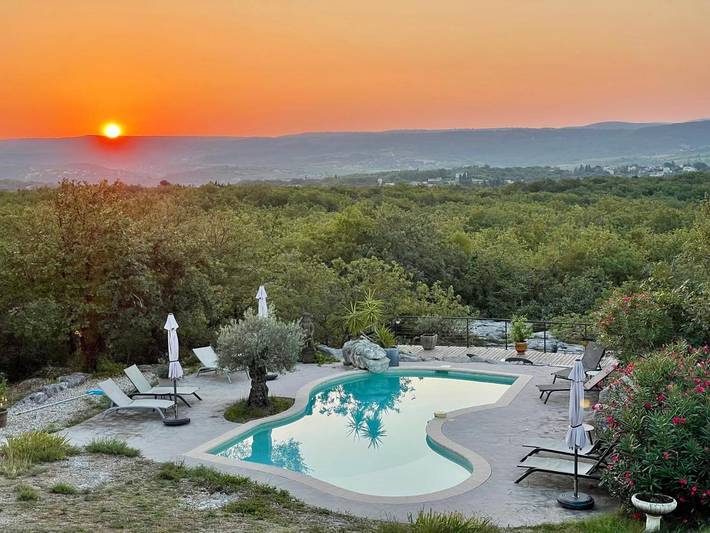 Chambre d’hôte pour 2 personnes, avec terrasse et jardin ainsi que vue et piscine, animaux acceptés à Balazuc