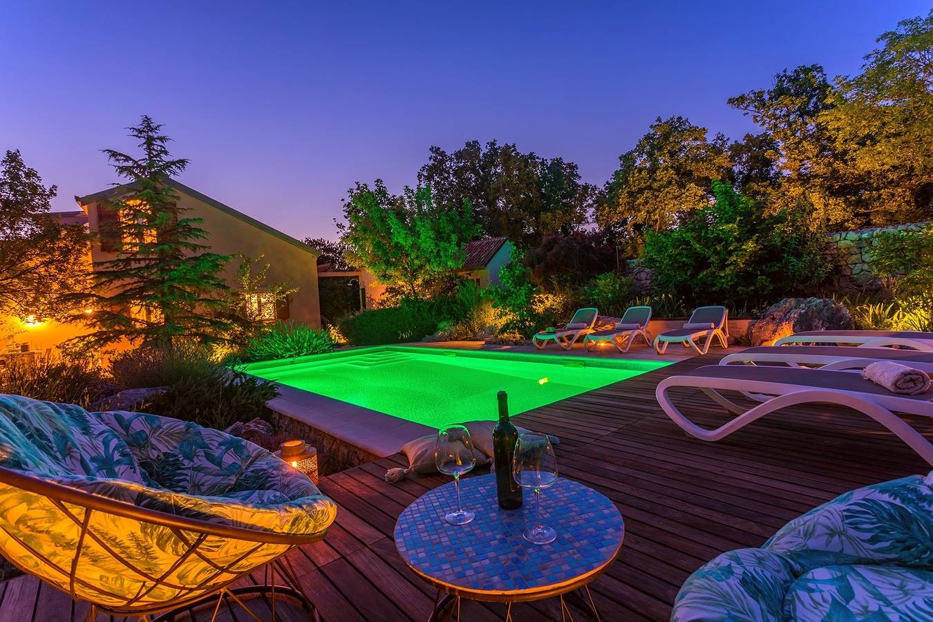 Tajina Kuca, Villa für 6 Personen mit botanischem Garten, 32 m2 beheiztem Pool mit Hydromassage, Spielplatz, 2 Schlafzimmer, 2 Badezimmer in Šestanovac, Makarska Riviera