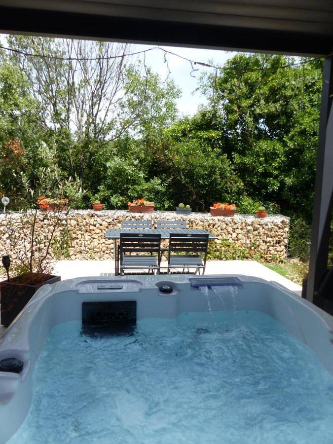 Gîte pour 2 personnes, avec Terrasse et Jacuzzi ainsi que Jardin et Piscine à Saint-Martin-de-Londres - 2