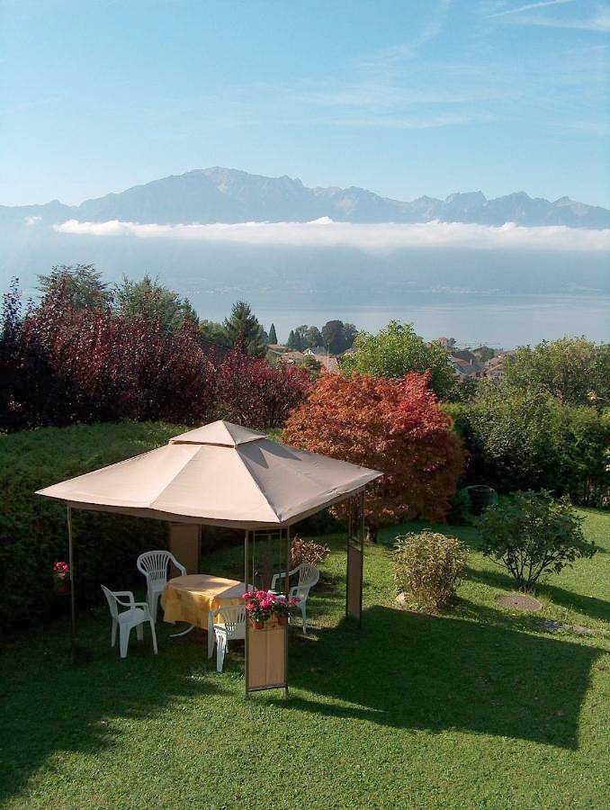 Gîte pour 4 personnes, avec Balcon et Terrasse ainsi que Jardin et Vue sur le lac à Blonay