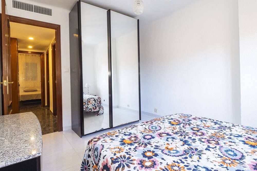 Entire apartment, Cubo's Evy Malaga Apartment / urban / free wifi / air conditioning in Málaga Central District, Malaga
