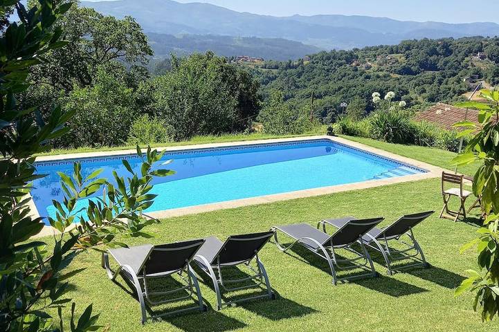 Gîte pour 6 personnes, avec jardin, animaux acceptés à A Cañiza