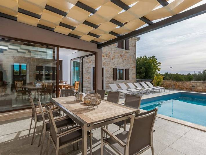 Ferienhaus für 8 Personen, mit Balkon und Terrasse sowie Garten und Pool
