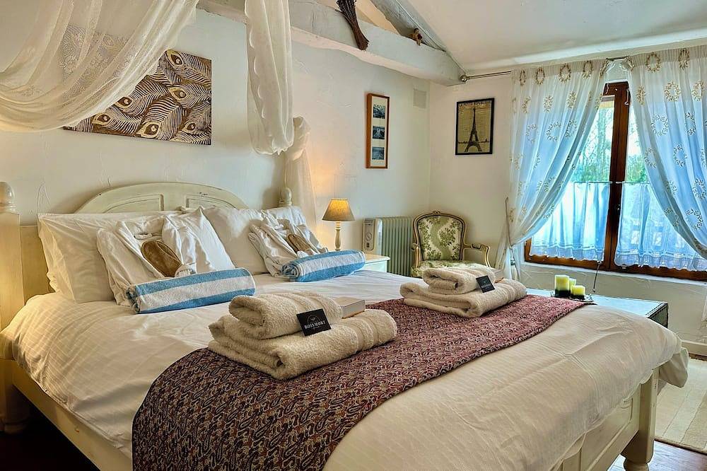 Élégant logement de vacances français avec restaurant en option in Gourgé, Deux-Sèvres