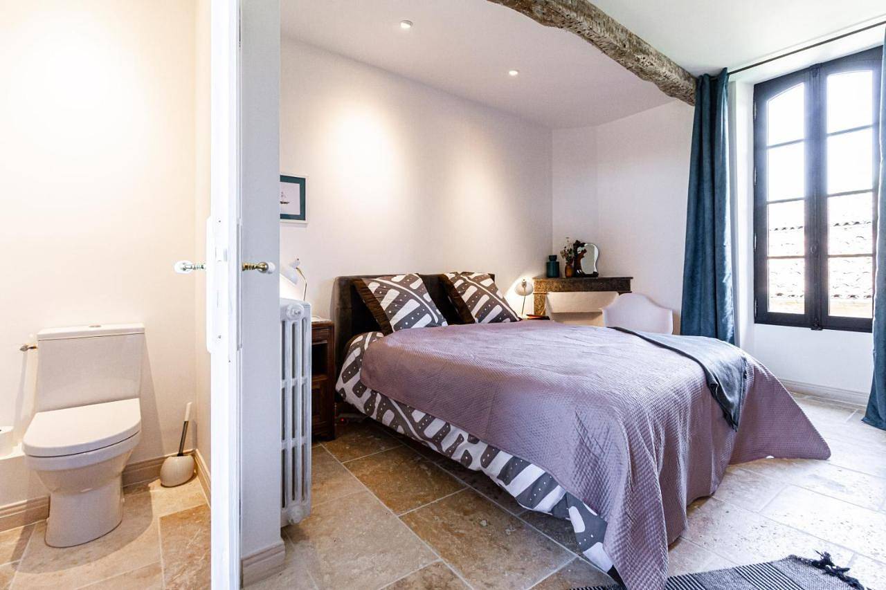 Queen Room with Garden View in Giroussens, Région de Castres
