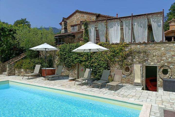 Villa with pool for 10 people, with garden in Lucca